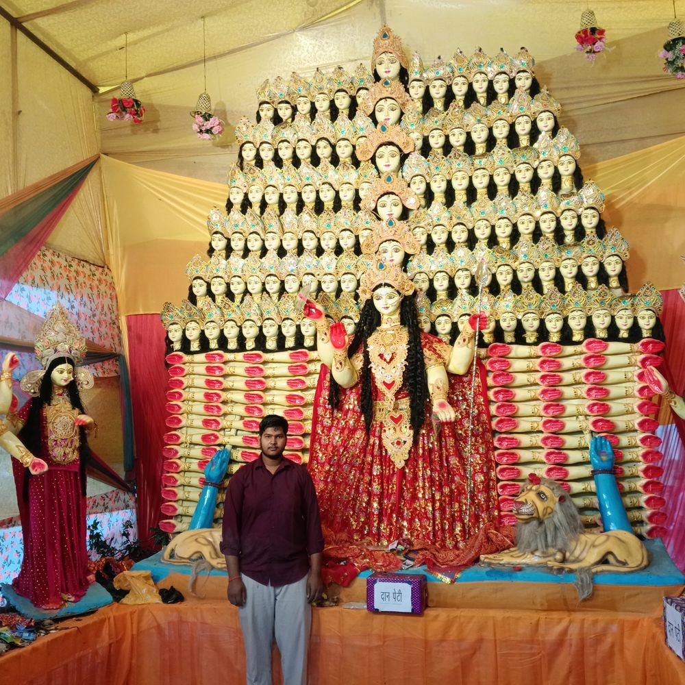 महराजगंज के दुर्गा पंडाल में प्रतिमा स्थापित:108 मुख भुजाओं वाली प्रतिमा स्थापित, दर्शन करने पहुंचे दूर-दराज के श्रद्धालु