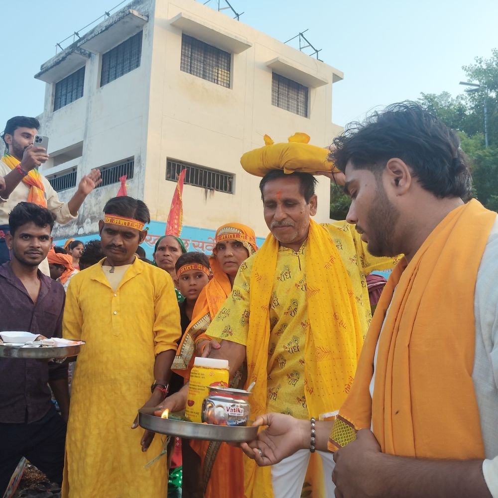 जैनपुर में भागवत कलश यात्रा:काली मंदिर से गंगा घाट तक निकली यात्रा, विधि-विधान से भरा गंगाजल