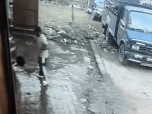 मथुरा में कार धोते समय करंट से युवक की मौत:15 सेकंड तक धोता रहा गाड़ी, झटका लगते ही जमीन पर गिरा