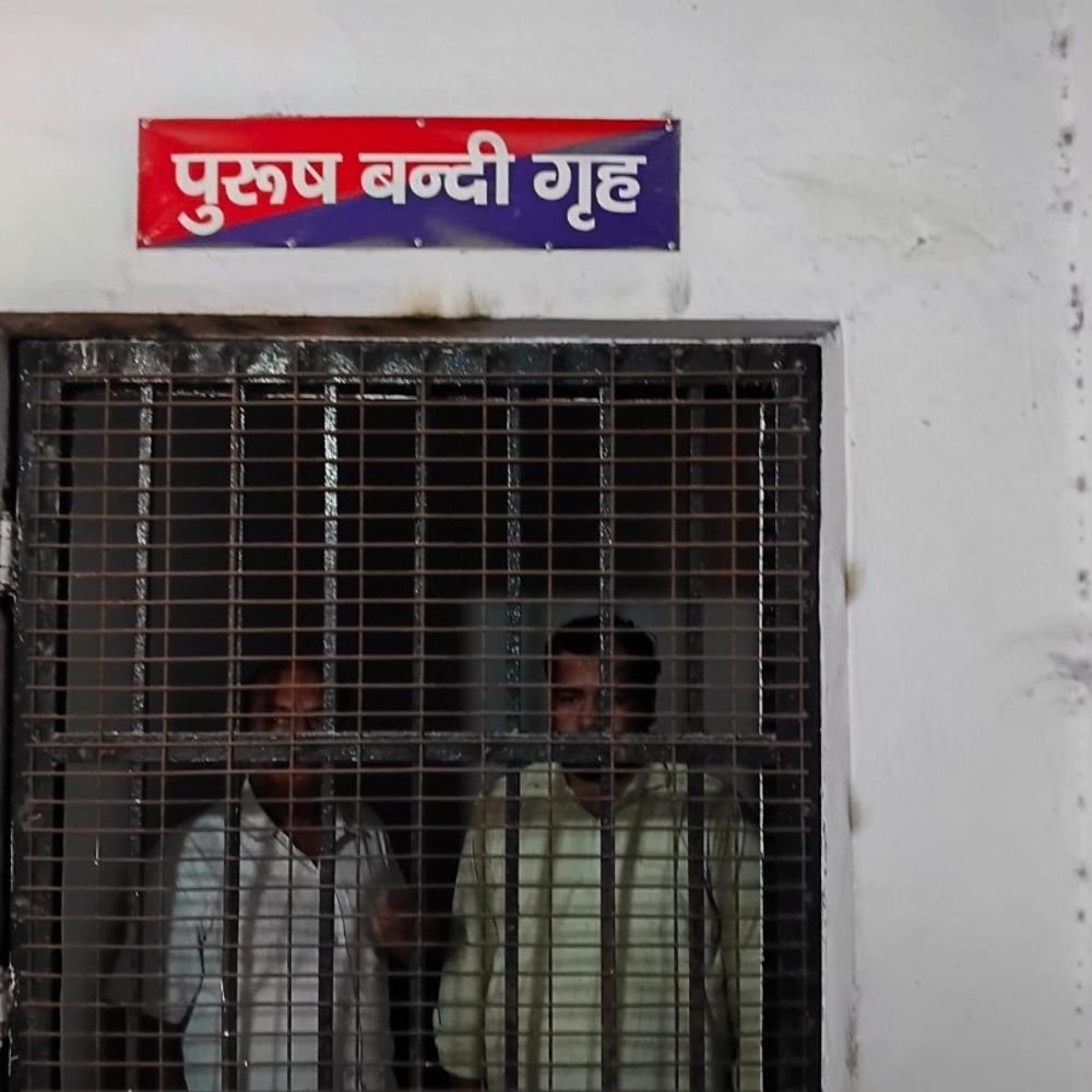 हाथरस में दहेज हत्या के तीन आरोपी गिरफ्तार:विवाहिता का शव फंदे पर लटका मिला था, पति, ससुर और सास गिरफ्तार