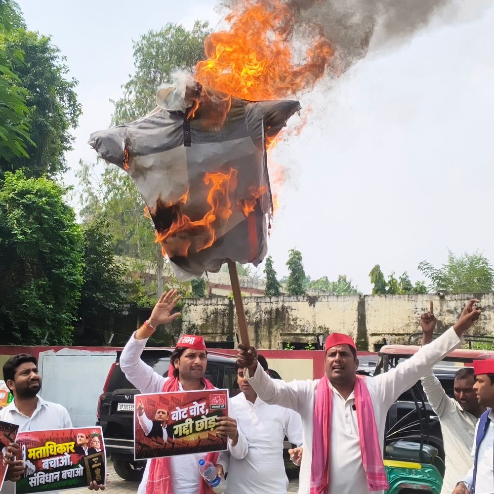सपा ने मुख्य चुनाव आयुक्त ज्ञानेश कुमार का पुतला फूंका:खूब हुई नारेबाजी, ज्ञापन देकर कार्यकर्ताओं ने मांगा इस्तीफा