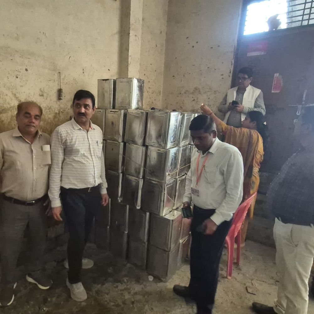 एटा में बाबा डेयरी पर खाद्य सुरक्षा विभाग का छापा:176 टीन घी सीज, 3 नमूने लिए; 100 किलो मक्खन नष्ट कराया