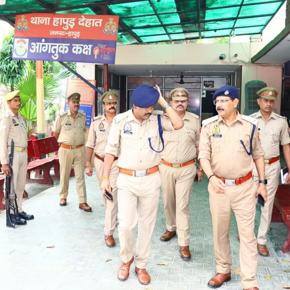 एसपी ने हापुड़ देहात थाने का औचक निरीक्षण किया:अभिलेखों और सुरक्षा व्यवस्थाओं का जायजा लेकर दिए निर्देश