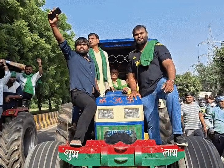 नोएडा में बिजली कनेक्शन की मांग को लेकर पैदल मार्च:पर्थला से सेक्टर-63 तक पहुंचे सुखवीर खलीफा, बोले , "लिखित में दिखाएं कनेक्शन की अनुमति"