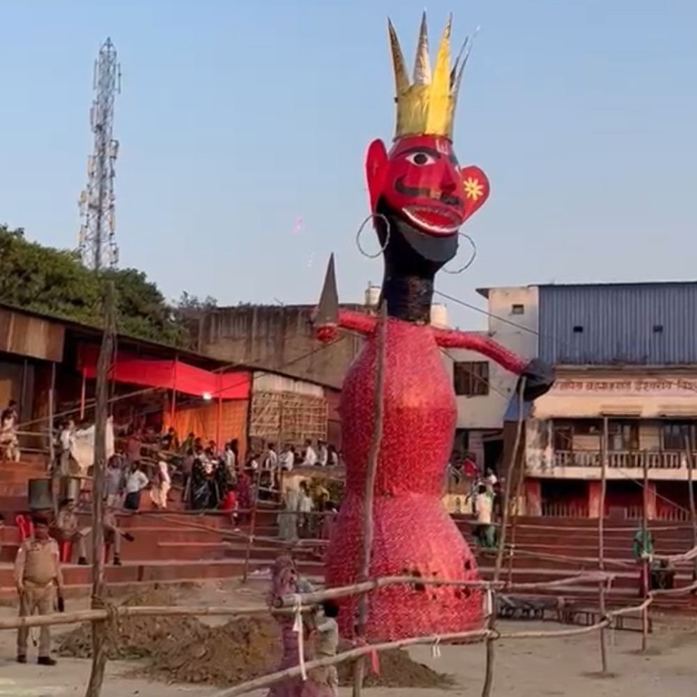 फिरोजाबाद में 45 फीट ऊंचे रावण का होगा दहन:आतिशबाजी भी होगी, पिछले साल से 10 फीट ऊंचाई बढ़ाई गई