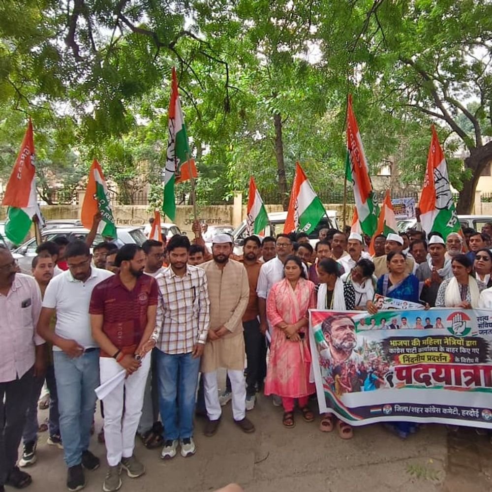 हरदोई में कांग्रेस की नंगे पैर गांधीवादी पदयात्रा:एसपी को सौंपा ज्ञापन, राहुल के चित्र पर कालिख लगाने की घटना की जांच की मांग