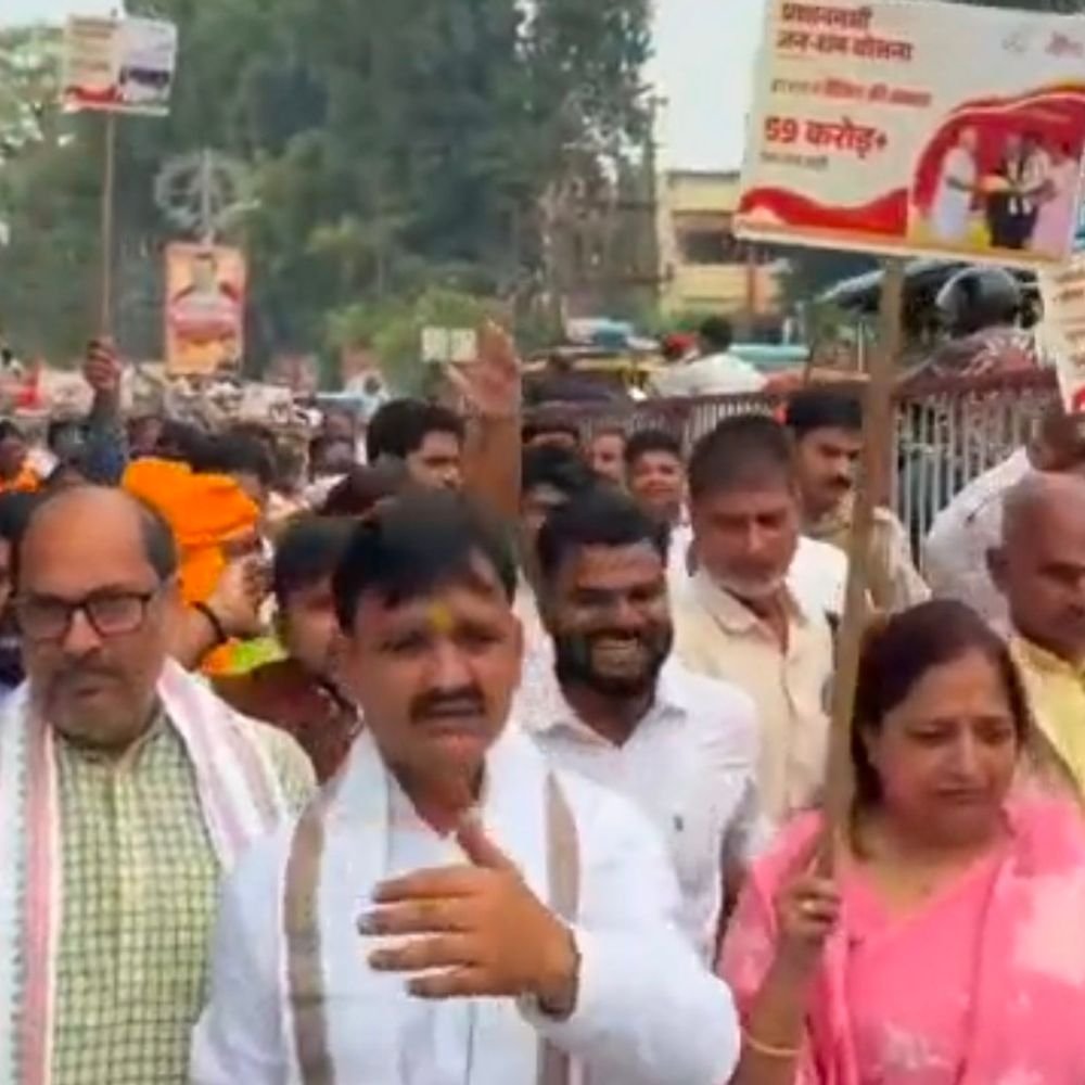 बलिया में सेवा ज्योति कलश यात्रा निकली:पीएम का संबोधन सुना, जनप्रतिनिधि और कार्यकर्ता बड़ी संख्या में हुए शामिल