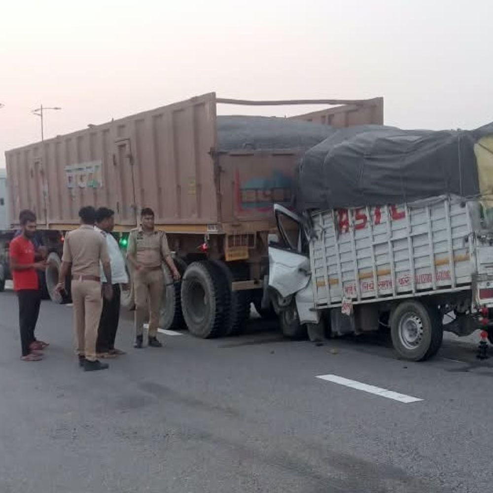 सुल्तानपुर में पूर्वांचल एक्सप्रेसवे पर पिकअप ट्रेलर में घुसी:कानपुर के चालक की मौत, ट्रेलर में सवार दोनों लोग बाल-बाल बचे