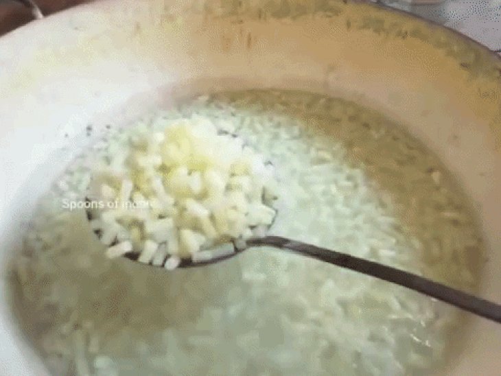 चीनी की किल्लत से पेठा उद्योग की मिठास फीकी:मिलों से नहीं मिल रही सप्लाई, आगरा में कारोबार 50% तक प्रभावित