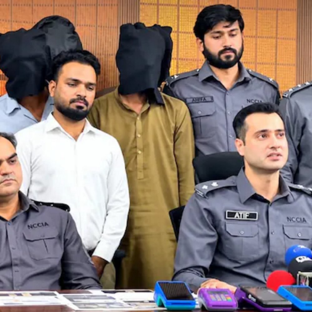 4 भारतीयों और 3 पाकिस्तानियों ने कनाडाई बैंकों को ठगा:AI से फर्जी पासपोर्ट बनाकर खाते खुलवाए, क्रेडिट कार्ड की लिमिट खत्म कर गायब हुए