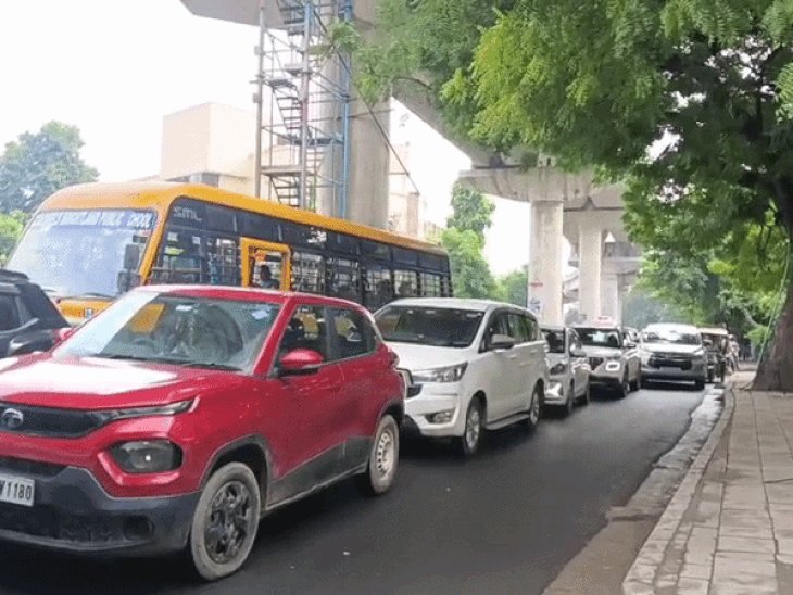 मेट्रो बैरिकेडिंग हटने के बाद भी MG रोड पर जाम:फंसी रही एम्बुलेंस और स्कूल बस, रेंगते रहे वाहन, पीक आर्वस में रोज का यही हाल