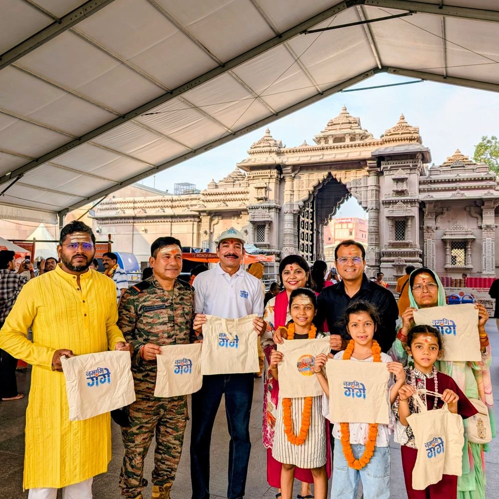 वाराणसी में त्योहारों पर पर्यावरण संरक्षण का संदेश:नमामि गंगे ने श्रद्धालुओं को कपड़े के थैले बांटकर प्लास्टिक से बचने का संदेश दिया