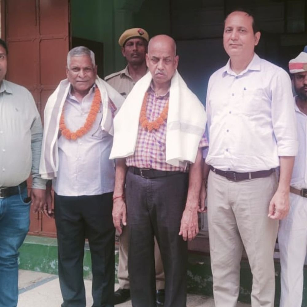 देवरिया में सेनानियों के परिजनों का सम्मान:तहसीलदार ने सेनानियों के परिजनों को अंगवस्त्र भेंट कर किया सम्मान
