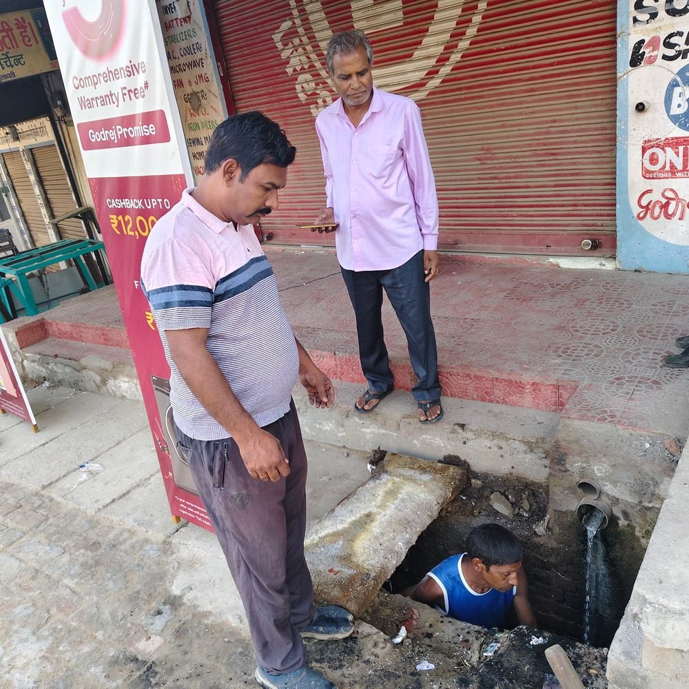 जलभराव से मुक्ति के लिए सफाई अभियान:नालों पर पटिया और जाल डालने से सफाई में बाधा, पालिका ने चलाया अभियान