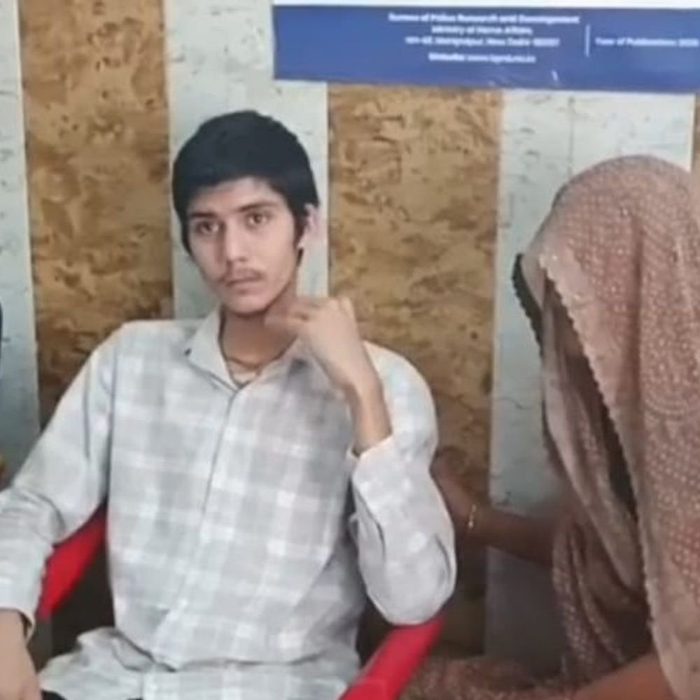 3 महीने बाद बरामद छात्र माता-पिता को सौंपा:बाल कल्याण समिति ने 10 दिन के लिए दी सुपुर्दगी; अनुज ने बताने से किया इनकार- कहां रहा