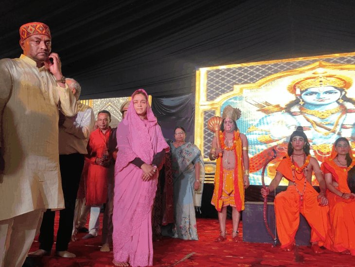 अमेठी पहुंचीं महिला आयोग की उपाध्यक्ष अपर्णा यादव:रामलीला मंचन में शामिल हुईं, युवती को शादी के लिए 1.51 लाख रुपए का चेक दिया
