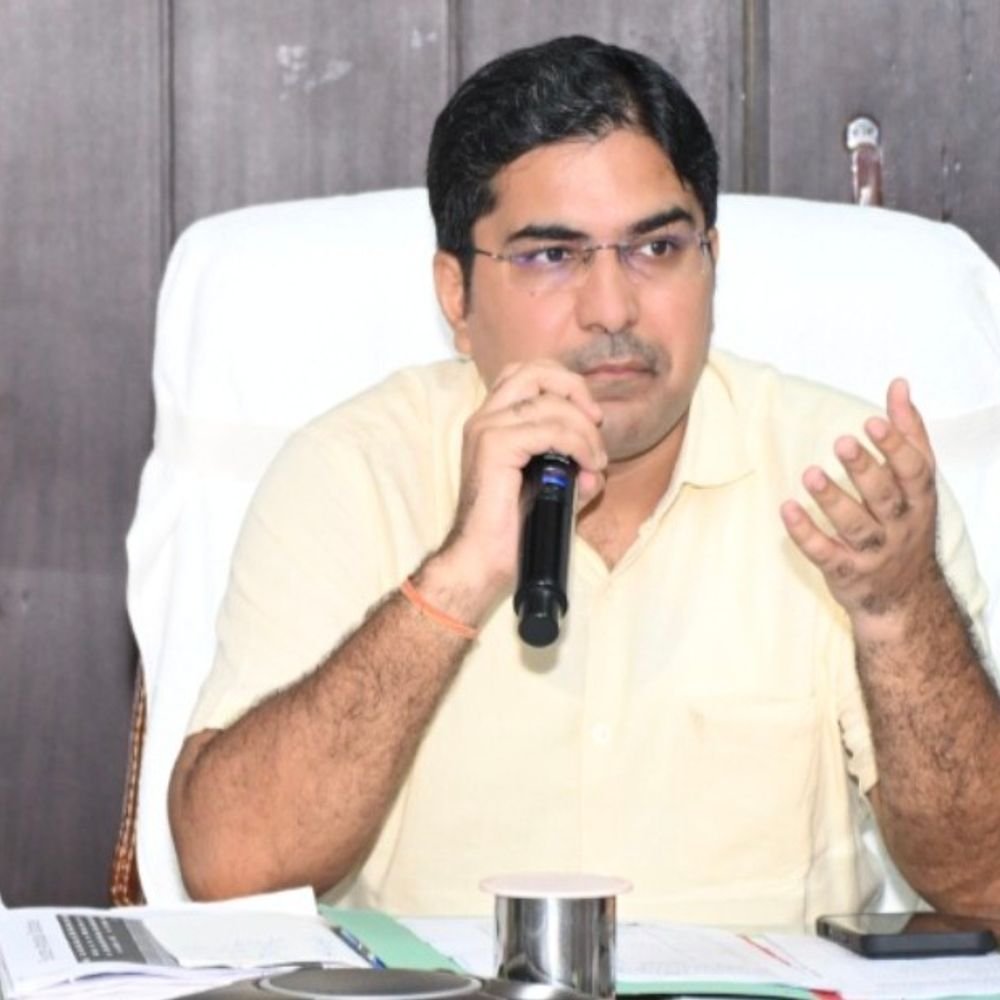 संभल में DLRC प्रशस्त गुप्ता निलंबित:जमीन विवाद में सरकारी पद का प्रभाव दिखाने का आरोप; विभागीय जांच शुरू