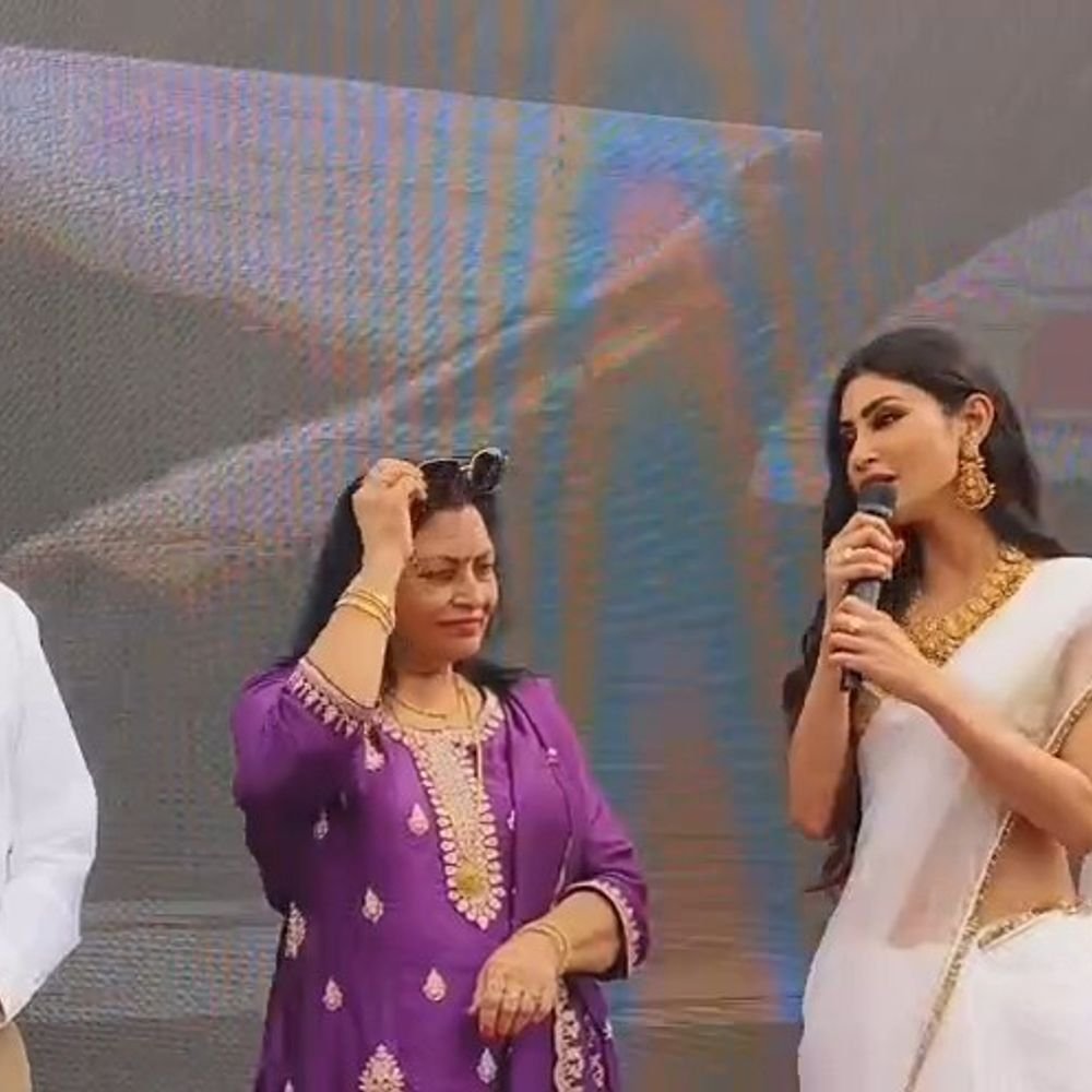 लखनऊ पहुंची एक्ट्रेस मौनी रॉय:शहर के जायके और जुबान कि जमकर तारीफ किया , फैंस ने साथ लिया सेल्फी