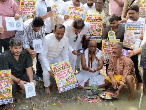 डिजिटल पेमेंट पर शुल्क के खिलाफ उतरे व्यापारी:पितृपक्ष में UPI मशीनों का किया तर्पण, MDR शुल्क वापस लेने की उठाई मांग