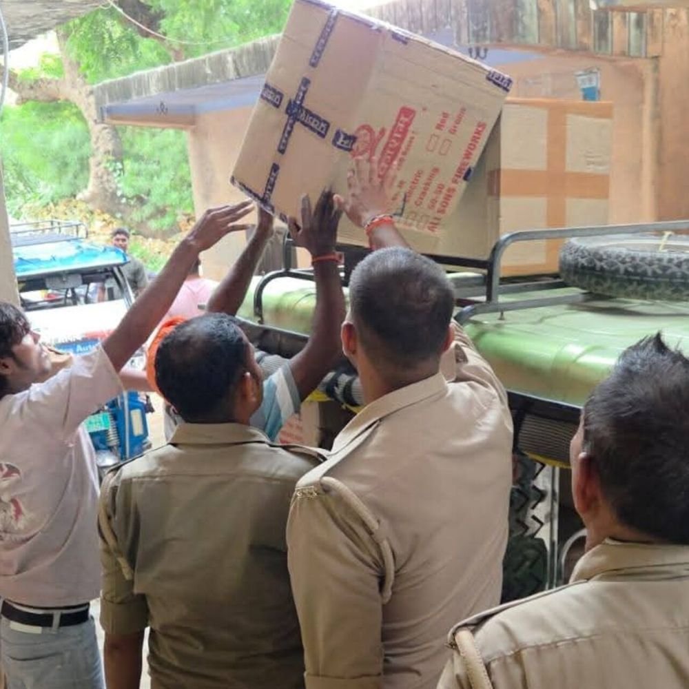 बलिया के बेल्थरारोड में मकान से 120 कार्टून पटाखे बरामद:6 लाख रुपए का माल जब्त, एक गिरफ्तार; भाई मौके से फरार