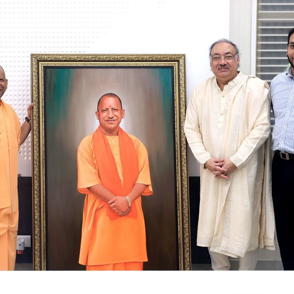 पद्मश्री कृष्ण कन्हाई सीएम से मिले:अपने हाथों की बनाई योगी की फोटो भेंट की, वृंदावन आने का आमंत्रण दिया