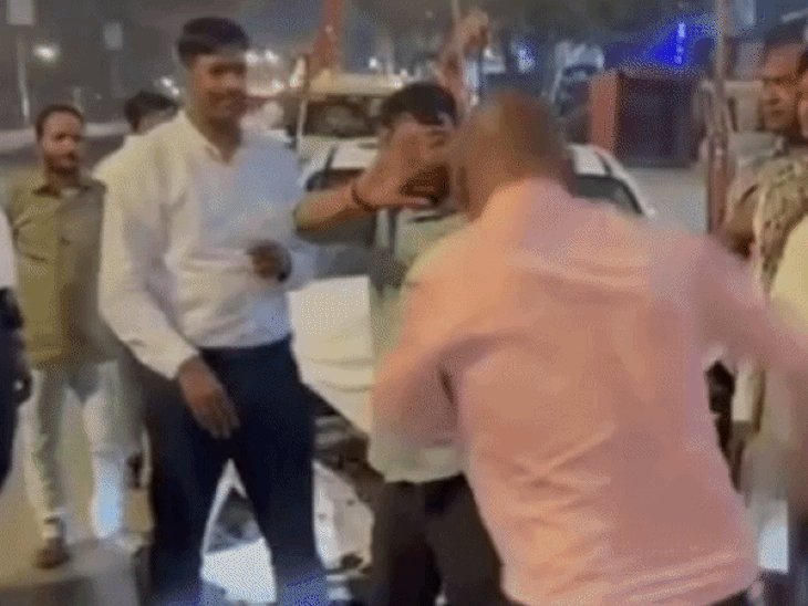 कार की टक्कर के बाद युवक को बेल्टों से पीटा:झांसी में दवाई लेने जा रहा था पीड़ित, चित्रकूट के हमलावरों ने रोड पर गिराकर पीटा