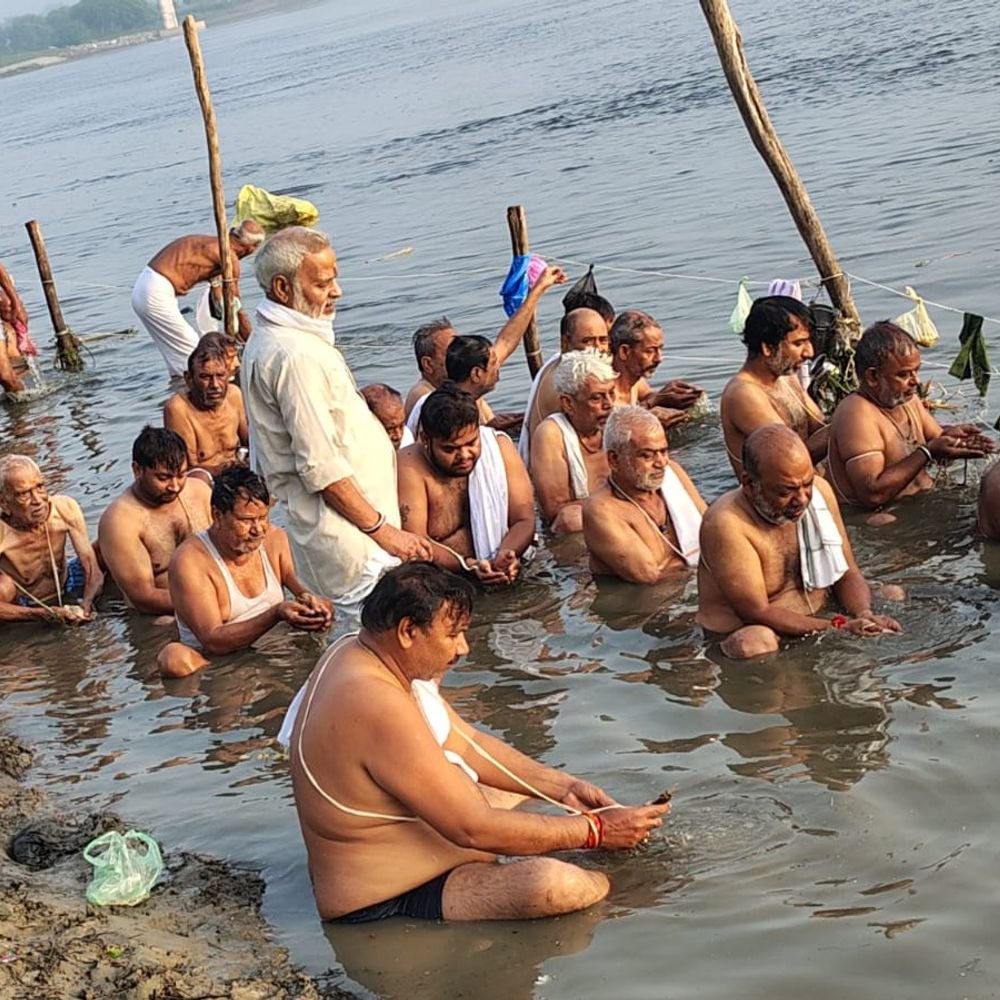 आगरा में पितृ विसर्जन पर तर्पण:जोनेश्वर घाट पर उमड़ी भारी भीड़, यमुना किनारे श्रद्धालुओं ने किया दान