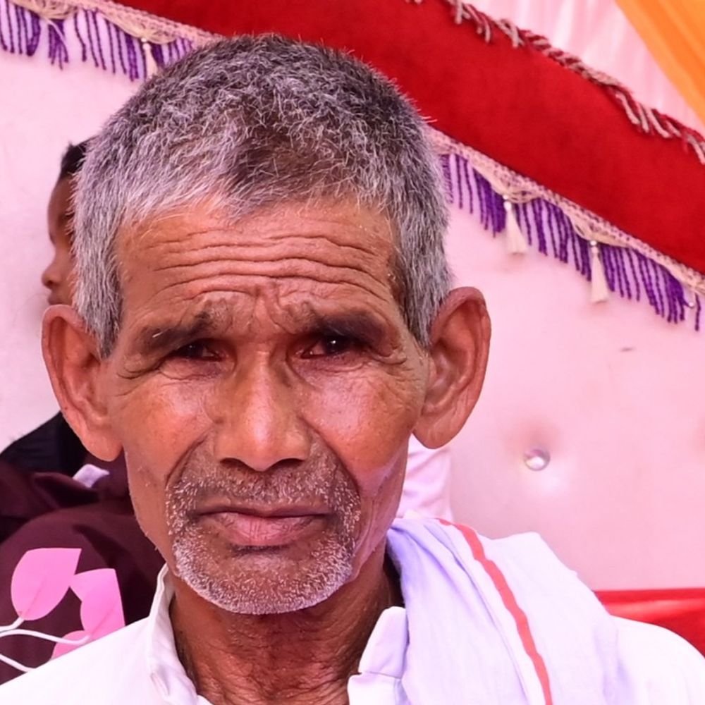 लोहे की सीढ़ी चढ़ते समय करंट से माली की मौत:बचाने दौड़े दुकान मालिक और बेटे को भी लगा झटका