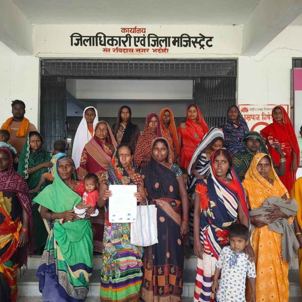 बनवासी समाज ने भूमि आवंटन की मांग की:कलेक्ट्रेट पर धरना प्रदर्शन कर डीएम को सौंपा ज्ञापन