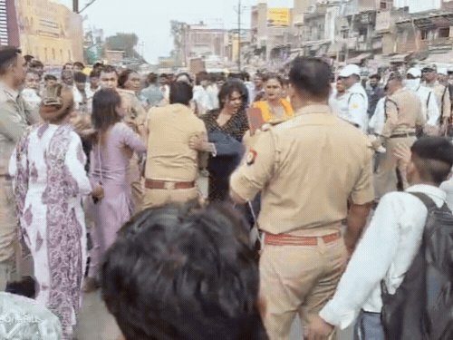 आगरा में हाईवे पर भीड़ किन्नरों के दो गुट:सीमा विवाद को लेकर हुई मारपीट, पहले भी कई बार हो चुका है संघर्ष