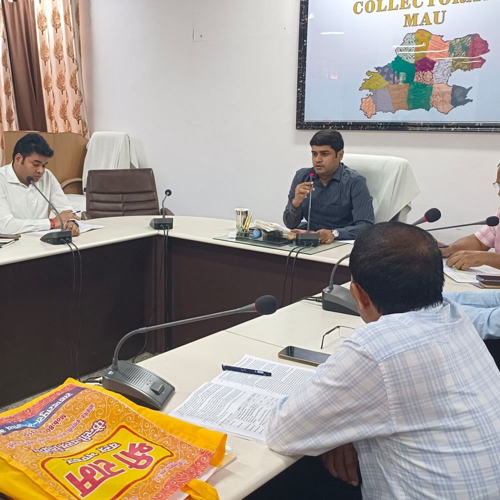 मऊ में 14 केंद्रों पर होगी पीईटी-2026 परीक्षा:37,440 अभ्यर्थी देंगे एग्जाम, डीएम ने अधिकारियों संग की बैठक