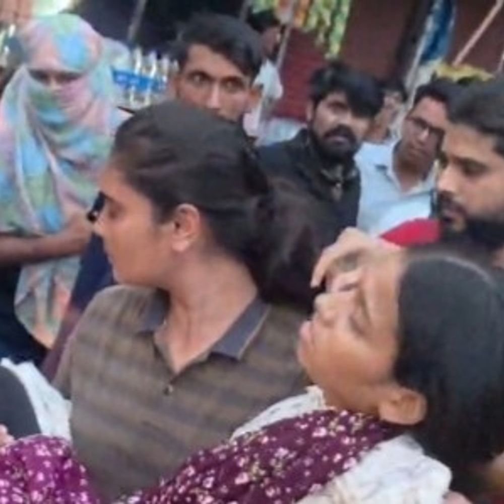 रोडवेज बस और ऑटो के बीच फंसी युवती:गंभीर रूप से घायल हुई, महिला सिपाही ने जिला अस्पताल पहुंचाया