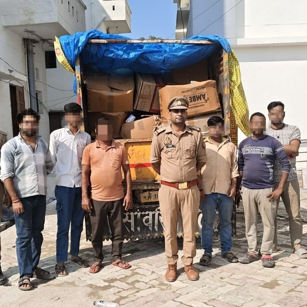 हरदोई में 5 लाख के अवैध-पटाखों के साथ 6 आरोपी-गिरफ्तार:त्योहारी सीजन से पहले पुलिस ने पिकअप सीज किया, 39 गत्ता माल बरामद