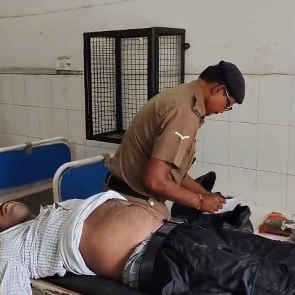 नंदन कानन एक्सप्रेस में यात्री की तबीयत बिगड़ी:इटावा में मृत अवस्था में अस्पताल लाया गया, पेट दर्द के बाद बिगड़ी थी हालत