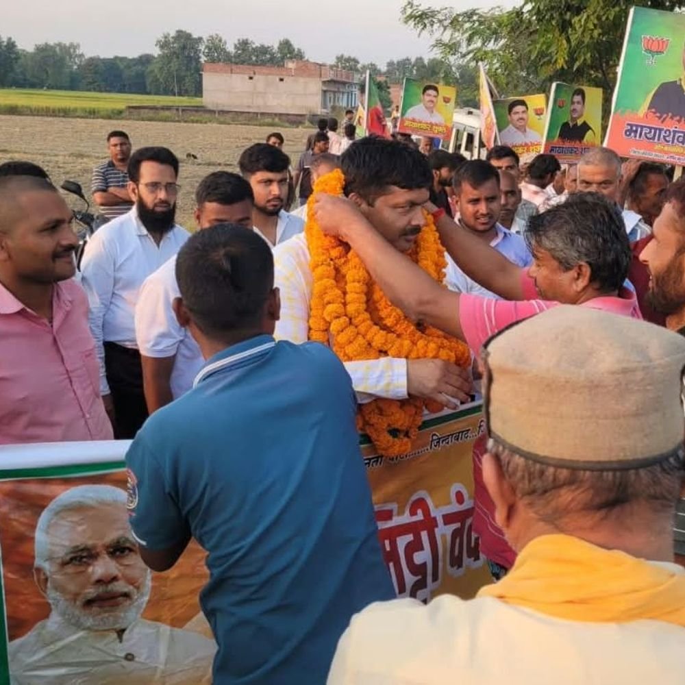 चिल्लूपार पहुंची मायाशंकर शुक्ल की पदयात्रा:दूसरे दिन गोला पहुंचा जनसंपर्क अभियान, ग्रामीणों से मिलकर जानीं स्थानीय समस्याएं