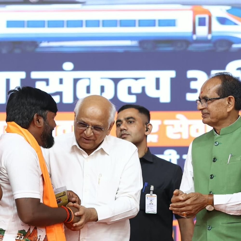 वाराणसी से वडनगर सेवा यात्रा खत्म हुई:भूपेंद्र पटेल और शिवराज सिंह चौहान शामिल हुए; पीएम के जनसेवा में 25 साल होने पर शुरू हुई थी