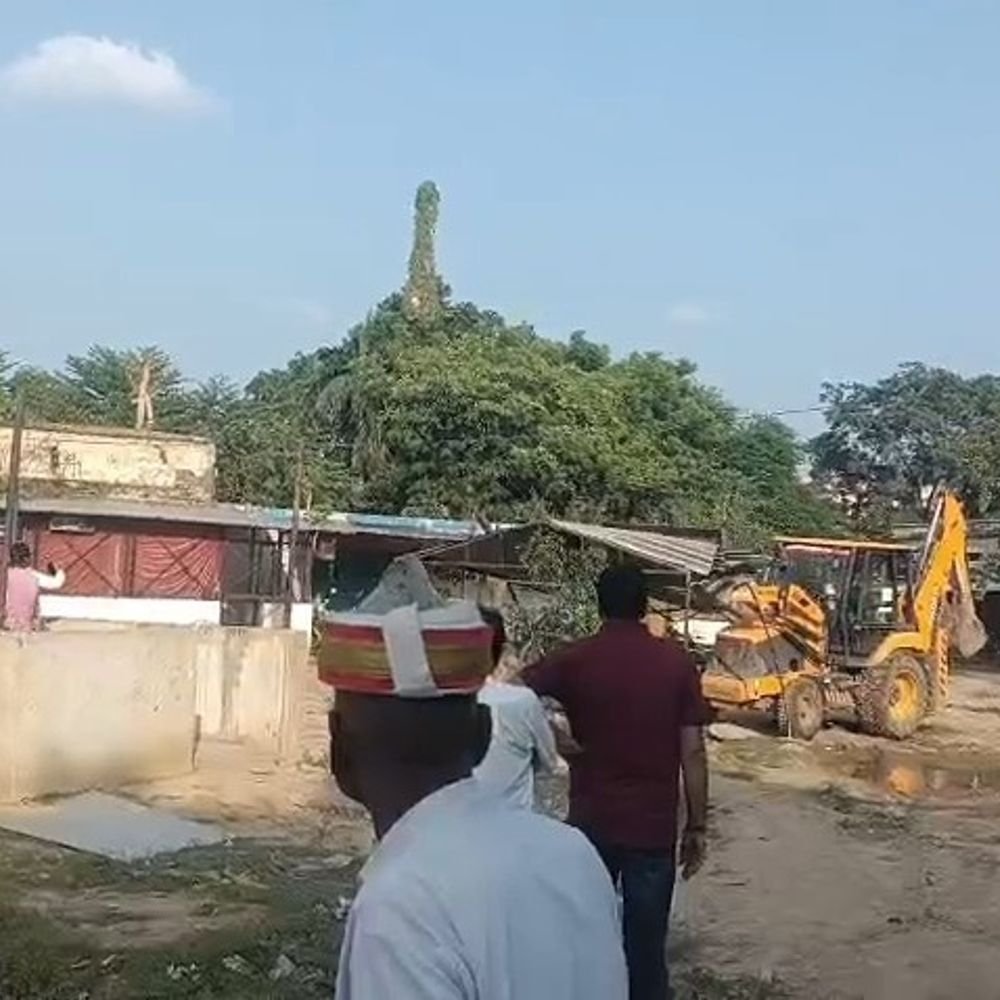 गोंडा कचहरी में अधिवक्ताओं के चैंबर पर चला बुलडोजर:10 अधिवक्ताओं के चैंबर तोड़े, 4 ने खुद हटाए; बार एसोसिएशन ने किया विरोध