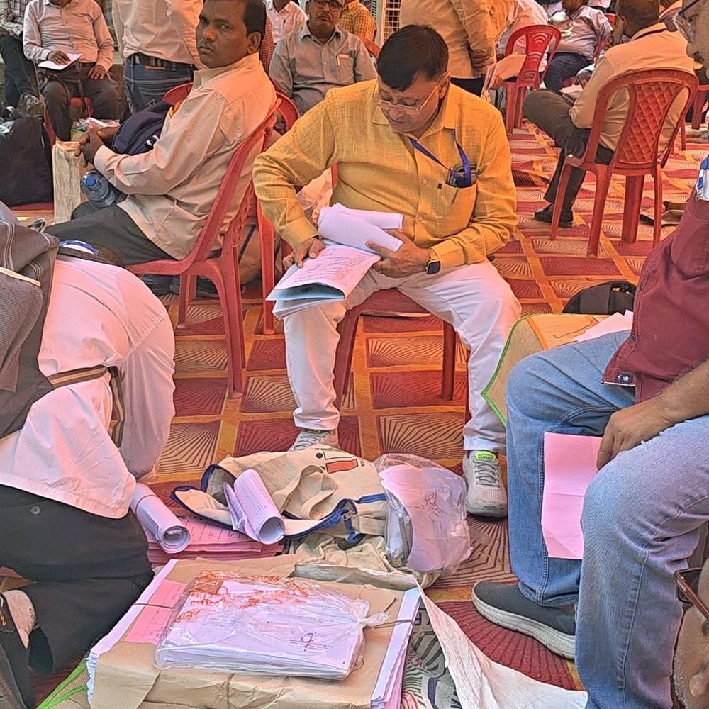 प्रतापगढ़ में एमएलसी चुनाव के लिए पोलिंग पार्टियां रवाना:कल 38 केंद्रों पर 39,392 मतदाता डालेंगे वोट, प्रशासन अलर्ट