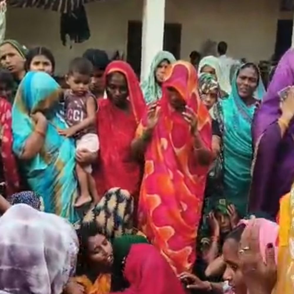 रोटावेटर की चपेट में आकर बच्चे का सिर कटा, मौत:जौनपुर में खेत की जुताई के दौरान ट्रैक्टर से गिरा, मां रोते-रोते हुई बेहोश