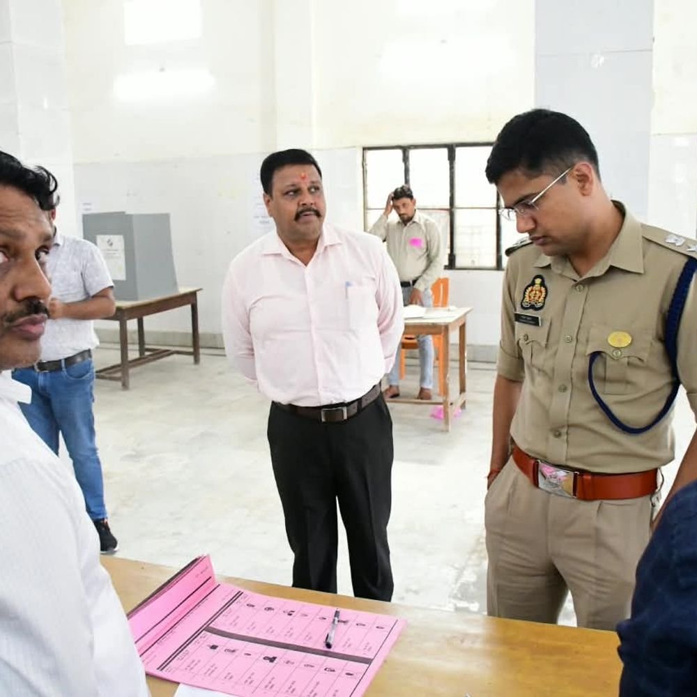 कुशीनगर में शिक्षक निर्वाचन के लिए शांतिपूर्ण मतदान:डीएम-एसपी ने केंद्रों का निरीक्षण किया, 84.15 प्रतिशत वोटिंग के बाद मतपेटियां गोरखपुर भेजीं गईं