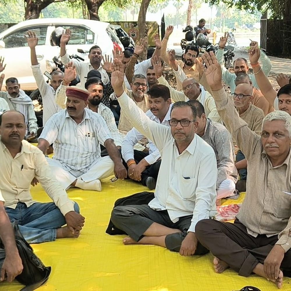मऊ में पैक्स सचिवों ने वेतन-भत्ते की मांग पर प्रदर्शन:22 अक्टूबर से लखनऊ में अनिश्चितकालीन हड़ताल की चेतावनी