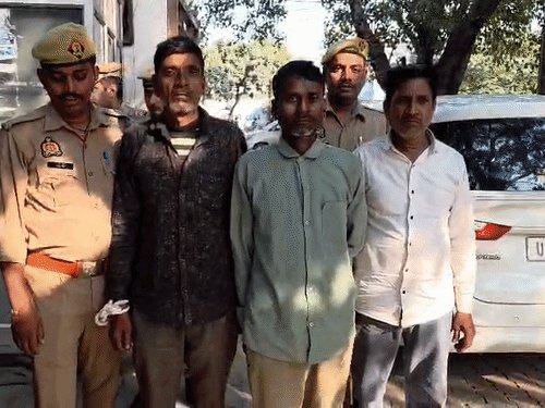 ट्रांसफार्मर से तांबा चोरी गिरोह के 3 मेंबर अरेस्ट:कानपुर में 111 Kg तांबे की प्लेटें बरामद, कबाड़ी को बेचते थे माल