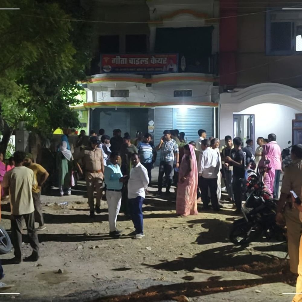 आजमगढ़ में नवजात की मौत पर हंगामा:गीता चाइल्ड केयर हॉस्पिटल पर गंभीर आरोप, अस्पताल के सामने शव रखकर धरने पर बैठे परिजन, लापरवाही का आरोप