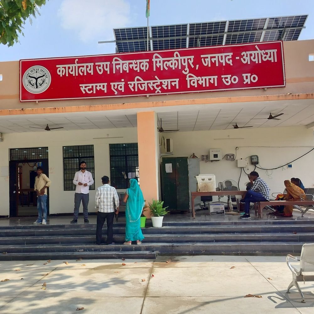 मिल्कीपुर में2.28करोड़ से बने नए उपनिबंधक कार्यालय में रजिस्ट्री शुरू:एक माह पहले राज्यमंत्री ने किया था उद्घाटन, पुराने भवन में जलभराव से थी परेशानी
