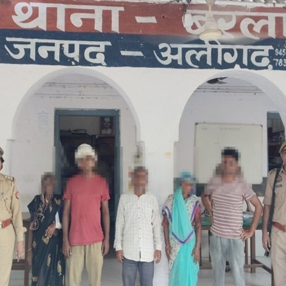 अलीगढ़ में रंजिश में महिला को रास्ते में घेरकर पीटा:कपड़े फाड़े और कुंडल छीन लिए, 5 आरोपी गिरफ्तार
