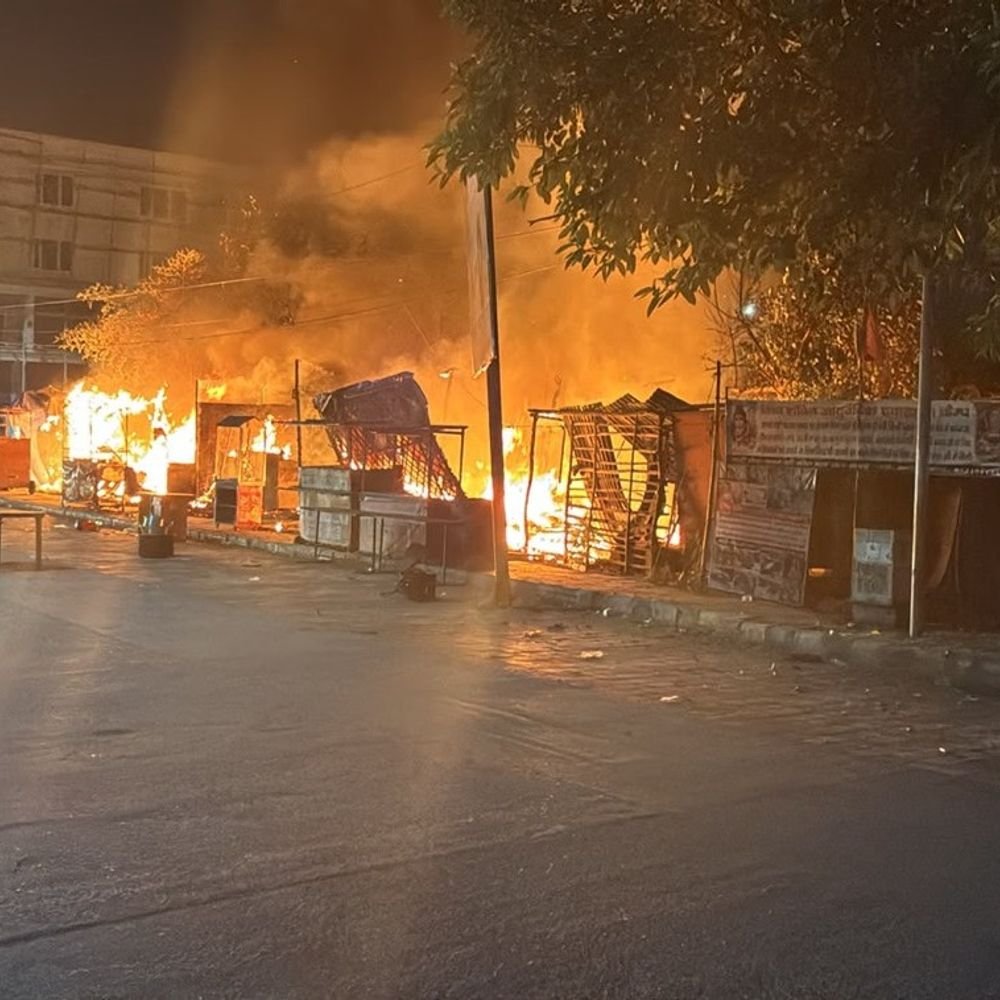आगरा के सिकंदरा में ढाबे में लगी आग:सिलेंडर फटा, हाईवे पर मची अफरा-तफरी, नहीं पहुंची फायर ब्रिगेड की गाड़ियां