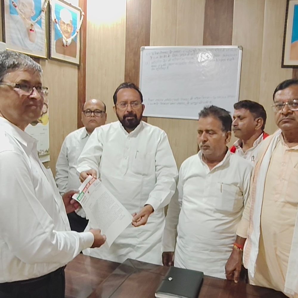 बलिया में स्वास्थ्य सेवाएं पर सीएमओ को सौंपा पत्रक:बदहाल स्वास्थ्य व्यवस्था पर पूर्व विधायक ने खोला मोर्चा, आंदोलन की चेतावनी