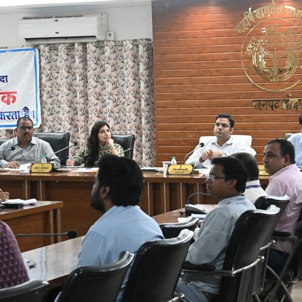 बांदा में बैंकर्स बैठक में डीएम की सख्ती:बिना पर्याप्त कारण ऋण आवेदन निरस्त करने पर रोक, खराब प्रगति वाले 4 बैंकों को अंतिम चेतावनी