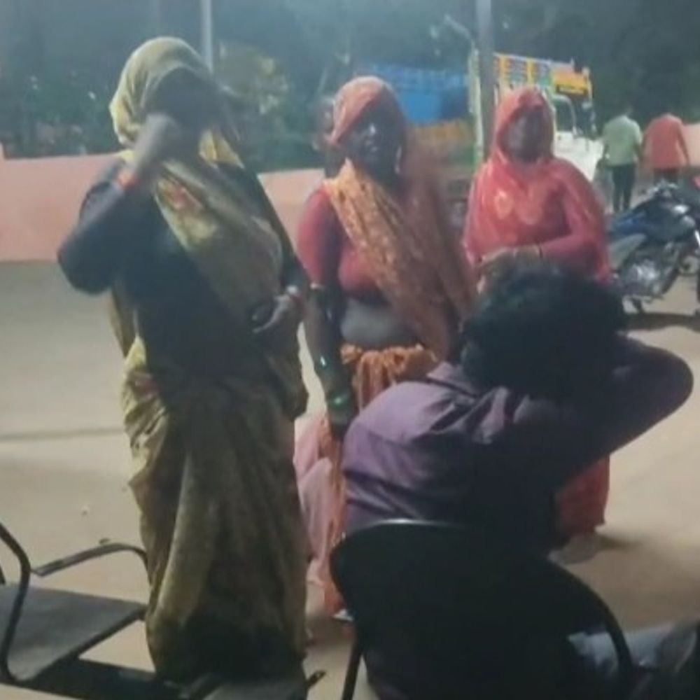 ललितपुर में करंट लगने से बुजुर्ग महिला की मौत:खेत पर मोटर का तार जोड़ते समय हुआ हादसा, परिजनों ने अस्पताल पहुंचाया