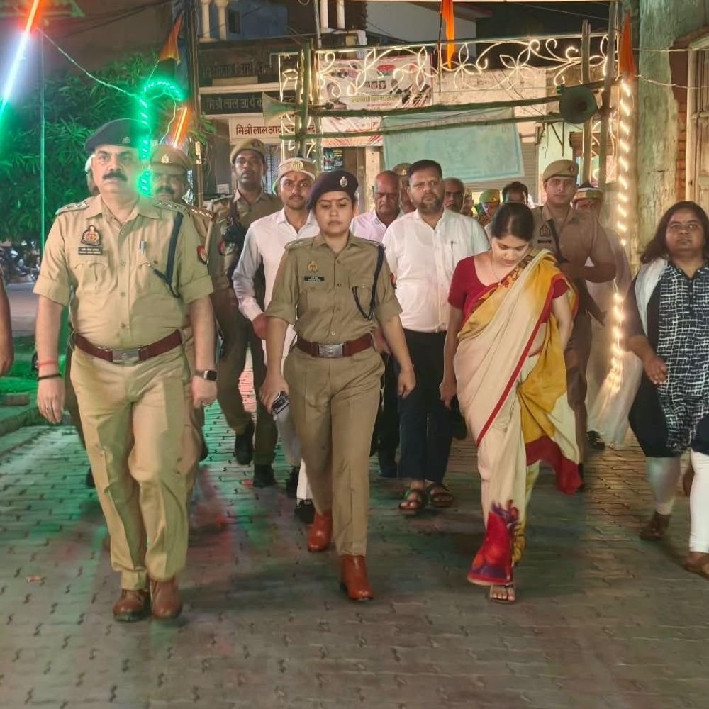 नवरात्रि पर सुरक्षा का जायजा लेने सड़क पर उतरे डीएम-एसपी:नवरात्रि पर्व पर शांति व्यवस्था के लिए प्रमुख बाजारों में किया पैदल गश्त